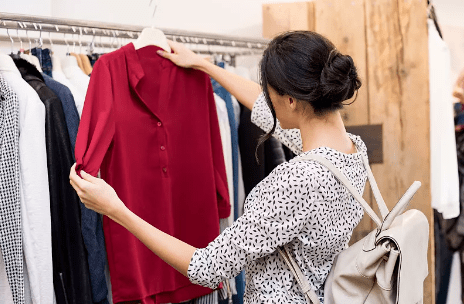 在挑选衣服或试穿的过程中,应爱护衣服及周围的公共物品,保持商品整洁