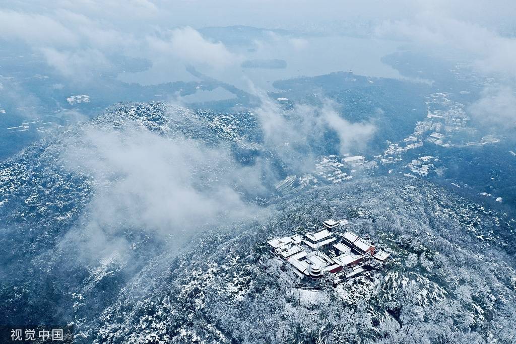 杭州|杭州迎降雪 雪后西湖群山云雾缭绕