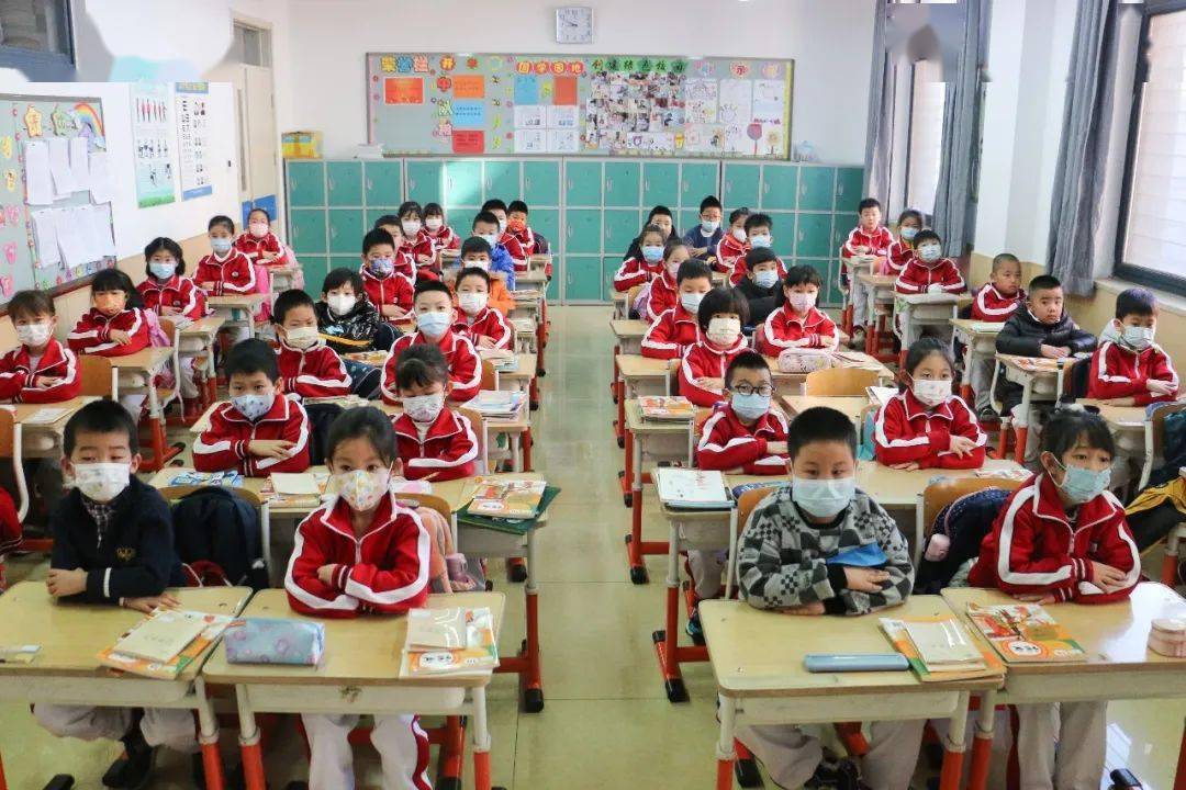 北京市史家小学通州分校和大杜社校区的全体师生通过电视台直播系统