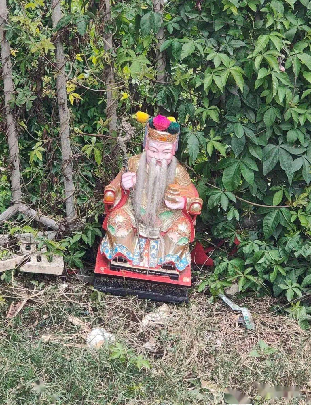 隆江桥头发现一尊伯公