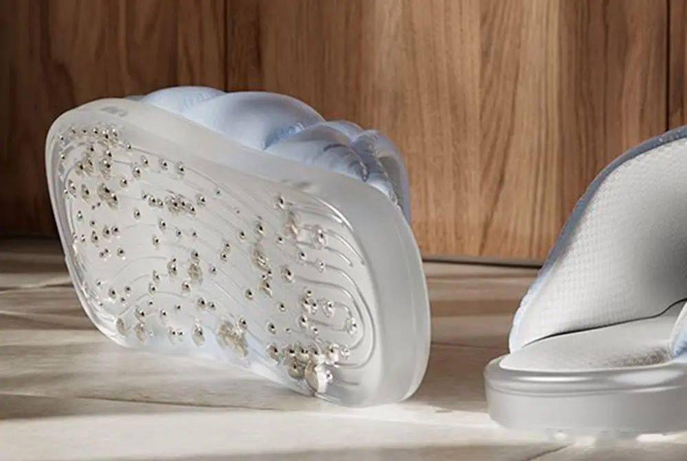 苹果不分左右的耳机、Google 的 VR 拖鞋，这些「面向未来」的专利被人做出来了