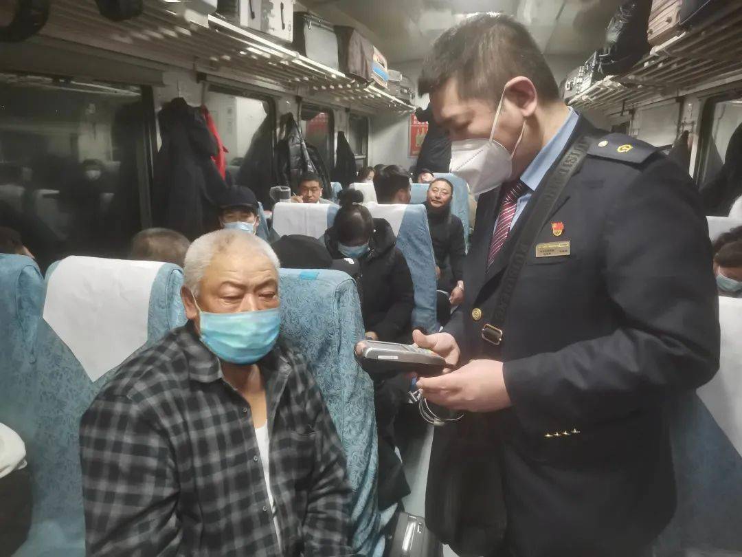 原来,16日晚k7206次列车运行到宝清至福利屯间时,9车21号席位上的张