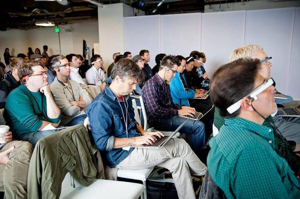 苹果不分左右的耳机、Google 的 VR 拖鞋，这些「面向未来」的专利被人做出来了