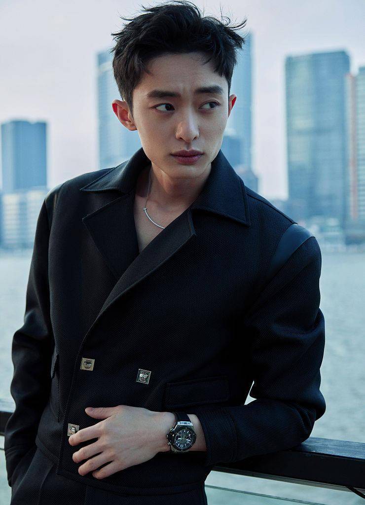 白宇帆帅气亮相calvinluo发布会 冷俊黑白彰显绅士风度_写真_线下