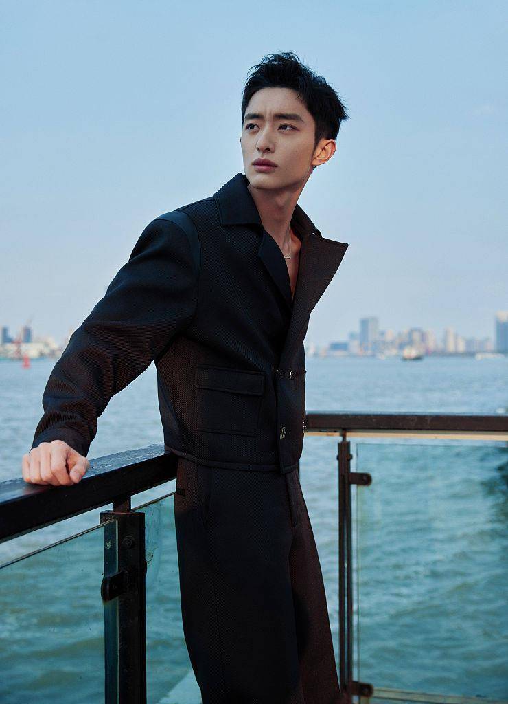 白宇帆帅气亮相calvinluo发布会 冷俊黑白彰显绅士风度