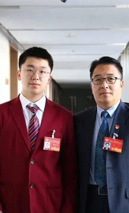 大兴一中书记,校长王宁,通过座谈会的方式与北京青少年"模拟政协"积极