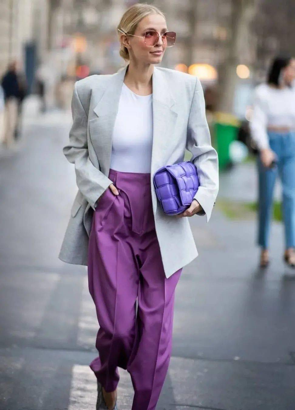 通勤装也可以用紫色衬衫搭配灰色西装裤,不需要更多的颜色完成搭配