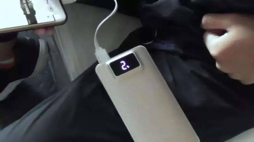 温度保护|容量大充电快 自带数据线