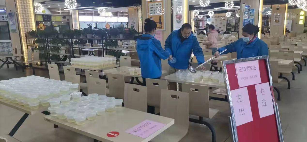 为了给学生驱寒送暖,预防感冒,广州中医药大学安排工作人员在食堂熬制