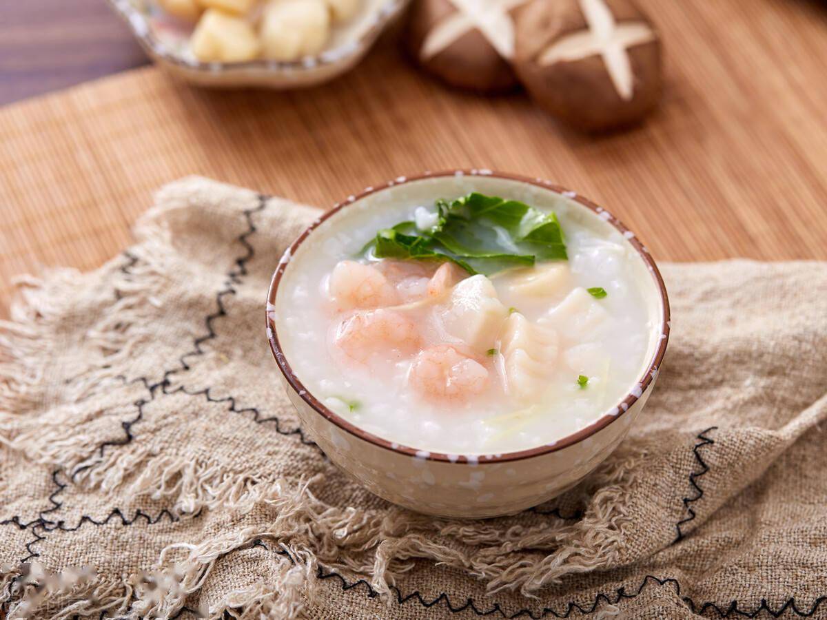 马鲛鱼鲜虾瘦肉粥此粥味道鲜美,粥性温和滋润,有良好的健脾补气,滋阴