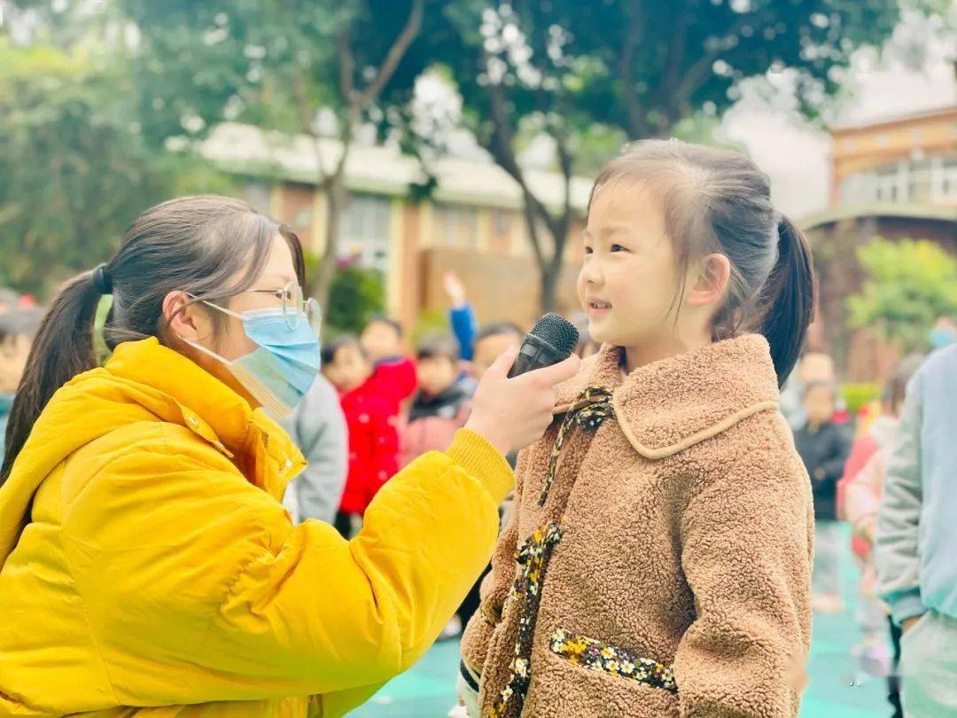 星海园动态乘车教育安全伴我同行星海园幼儿园校车安全演练活动