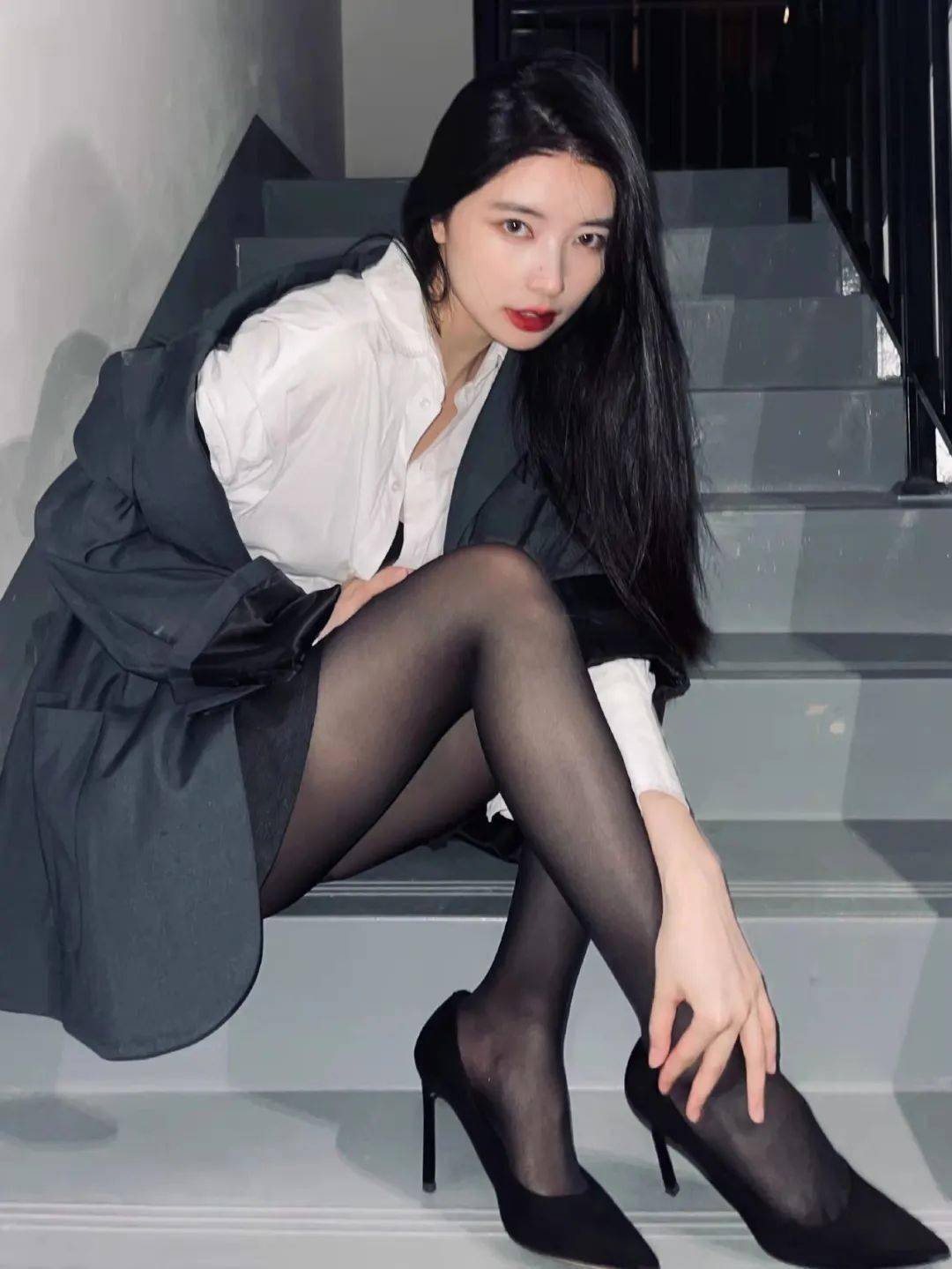 网红方圆黑丝御姐新恋情爆出分手一个月疑似无缝对接性感炸弹还是喜欢