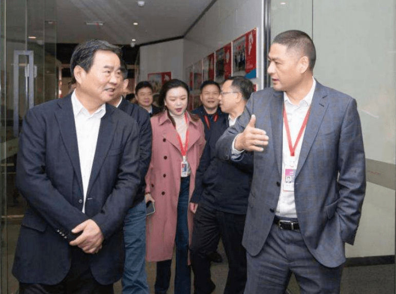 只要出几万块的加盟费就可以开一家芙蓉兴盛的便利店,由岳立华承包