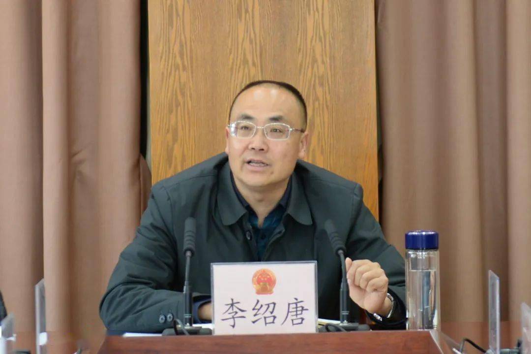 州人大常委会党组成员,秘书长,机关党组书记李绍唐主持会议并讲话.