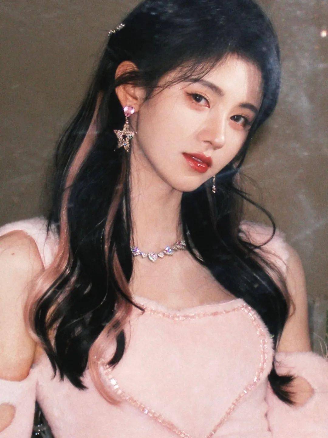 对比鞠婧祎又“换头”了？这前后差别也太大了吧！