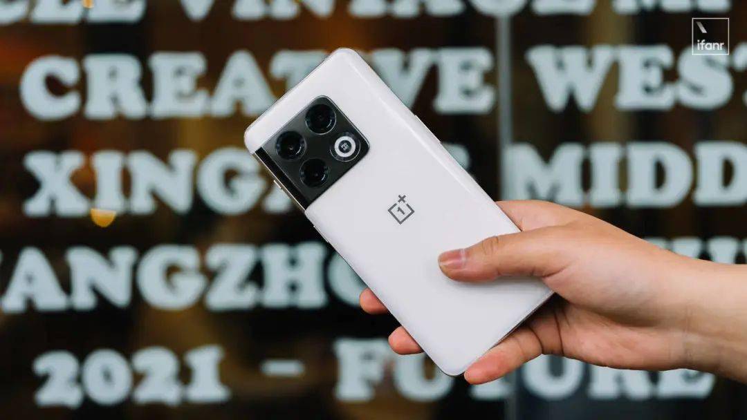 一加 10 Pro 胖达白至尊版图赏，解锁 512GB 的一加旗舰熊猫机