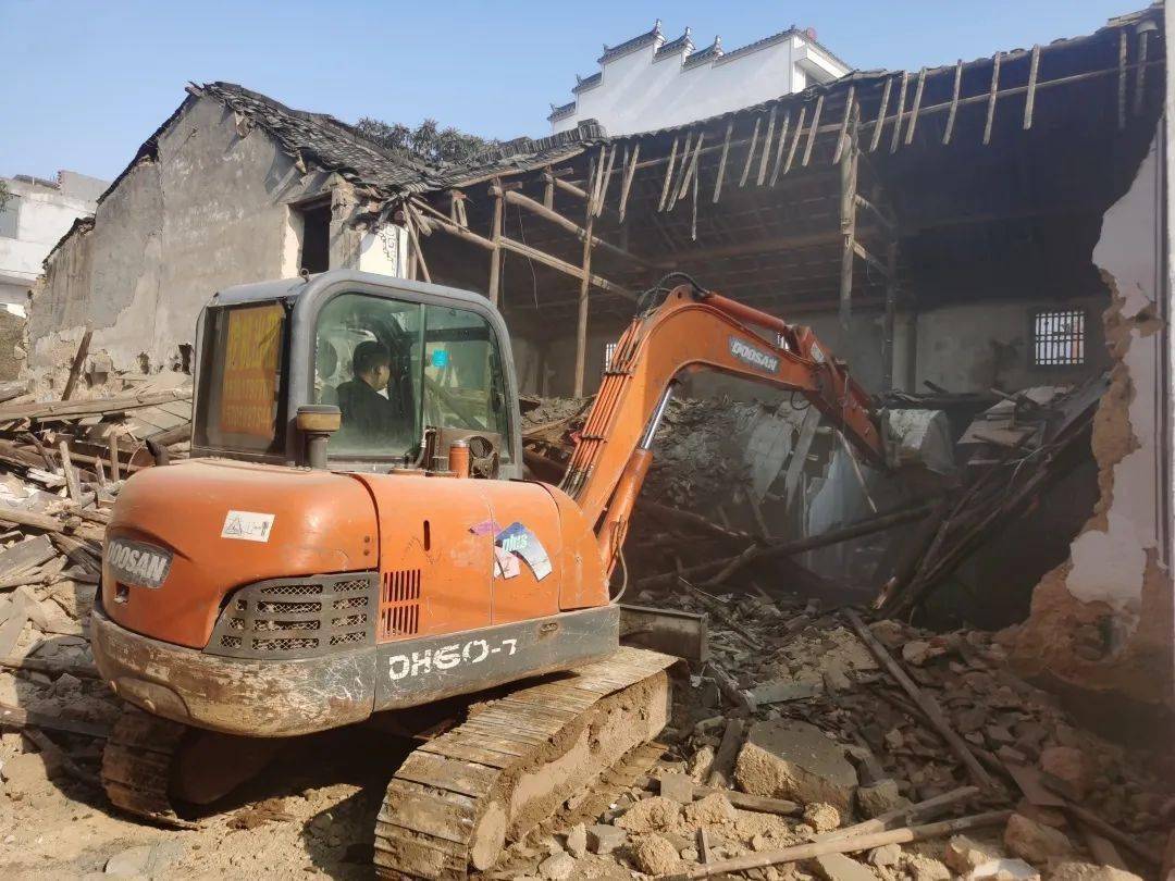 一幢年代久远的老旧农房应声倒下,义乌苏溪镇同裕村正式开启旧房拆除