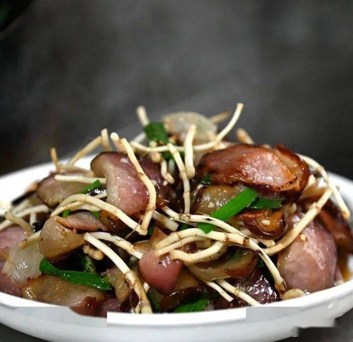 hao chi今日食谱折耳根炒腊肉材料准备折耳根,腊肉,蒜苗,干辣椒,姜.