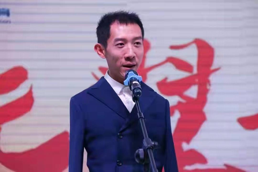 被司法部点赞四川90后无臂男孩彭超通过法考下一个目标是读博