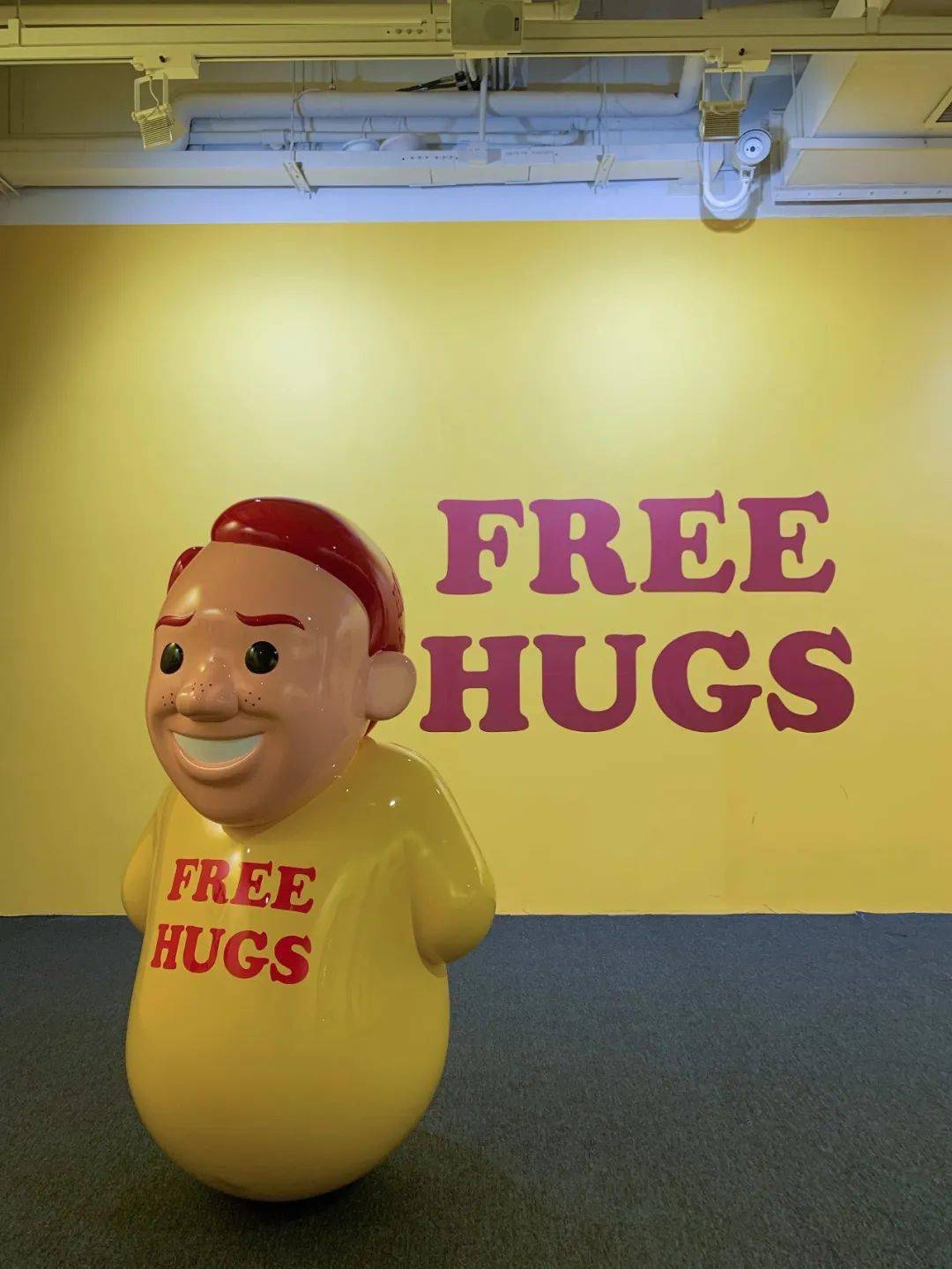 free hugs陌生人拥抱活动引导人们思考同名的这种具有强烈反差的