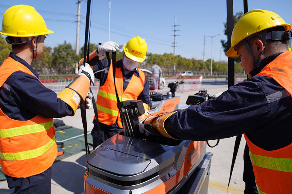 不用停电，上海首次利用机器人开展35千伏线路带电绝缘喷涂