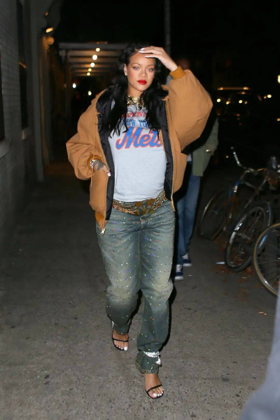 图片 欧洲“平民王妃”世纪同框，刘雯和宋妍霏都回归，张子枫绯闻事件后首现身！【海报街拍】