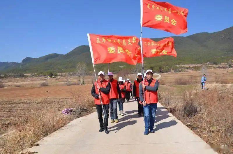 当天,民革总支部主委段松廷与各支部负责人一道,慰问了太安乡红麦村和