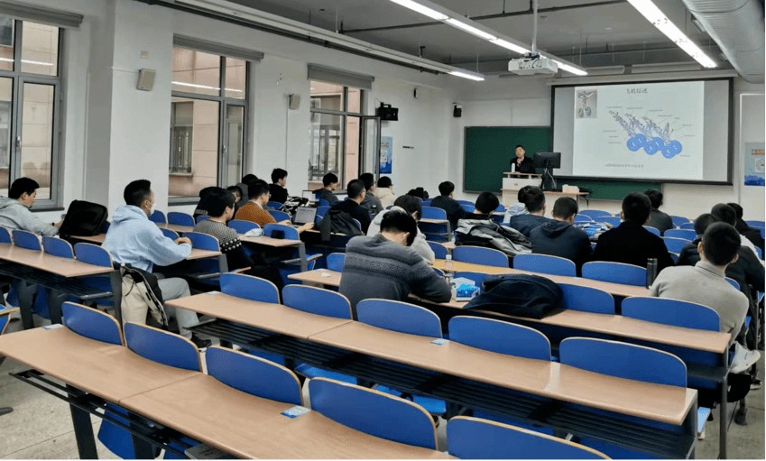 大学研究生春季学期正式上课的第一天,学校高度重视学生的学习情况