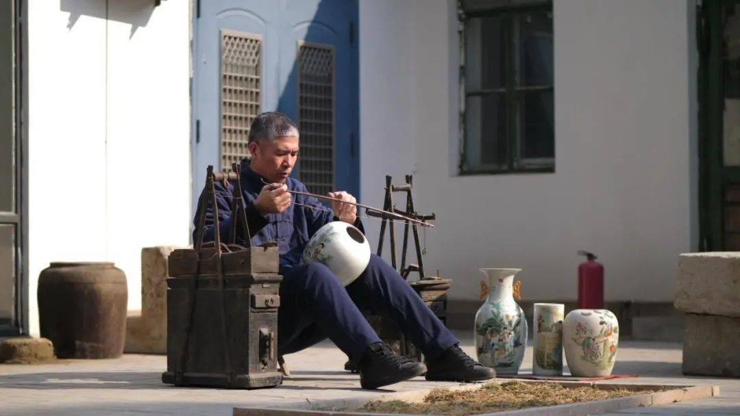 "复活"瓷器的锔瓷手艺人:让"缺憾"成为一种独特美_国辉_技艺_古玩