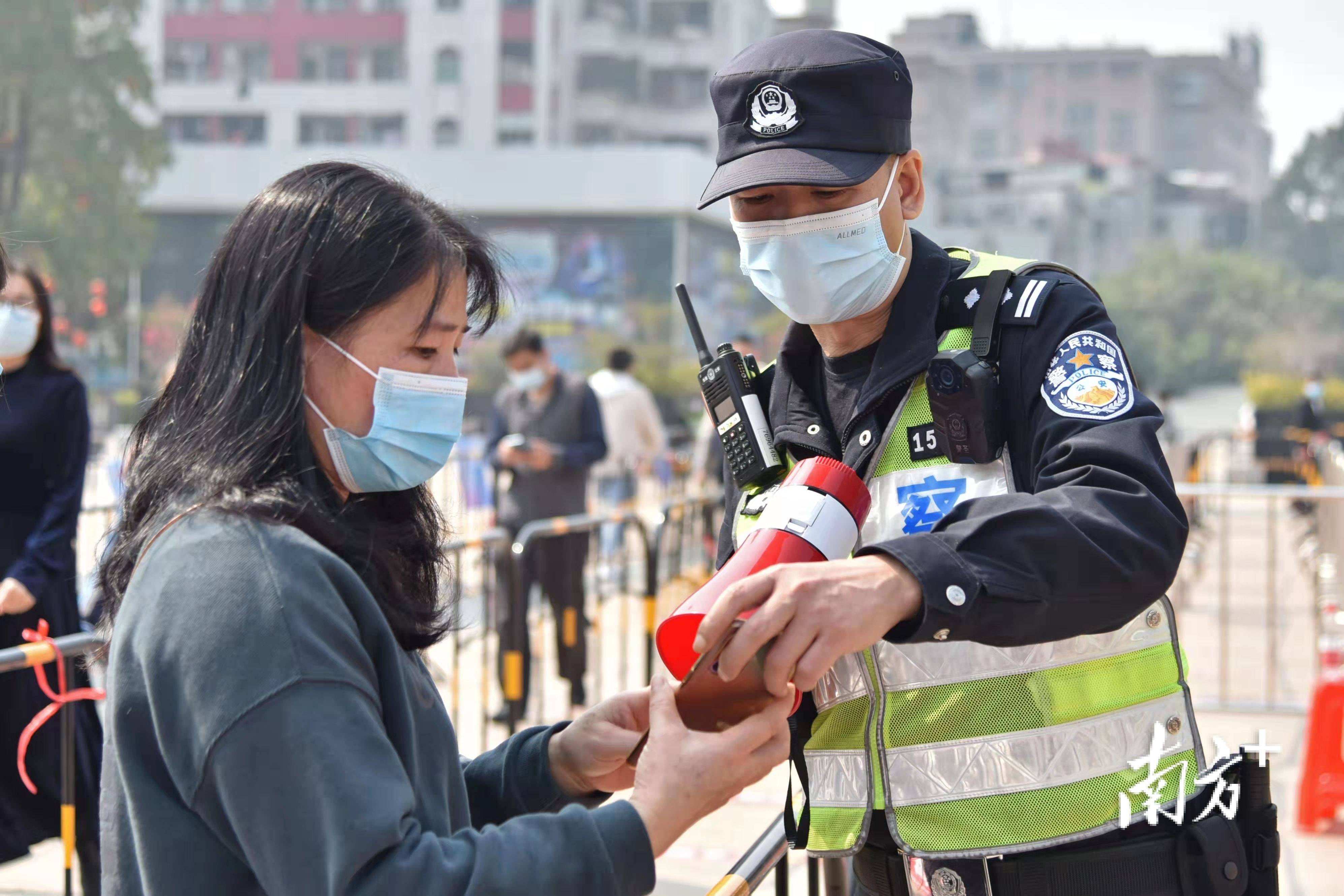 疫情期间警察图片