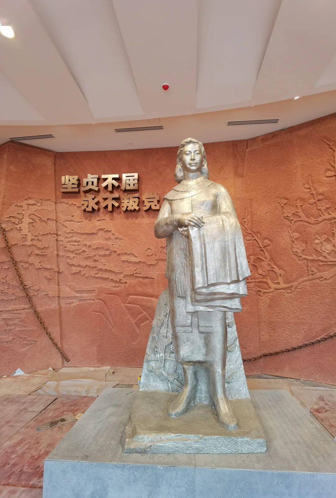 新中国成立后,江竹筠的事迹被写进小说《红岩》后又被陆续搬上舞台