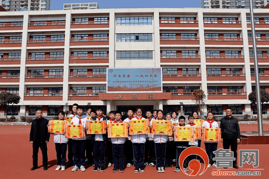 临沂滨河实验学校召开学期表彰暨新学期开学典礼