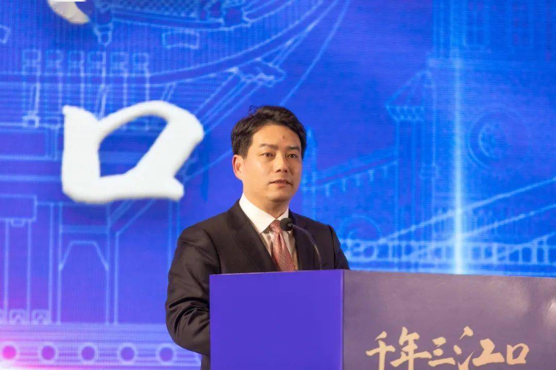 徐强代表海曙区委区政府,向受到表彰的企业家们致以最诚挚的祝贺,向