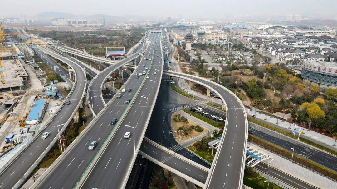 东三环和彭祖路交叉口加快推进外环公路北环,台睢高速公路等项目前期