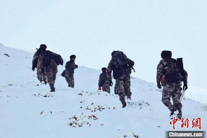 西藏阿里边防官兵巡防海拔5400米山口