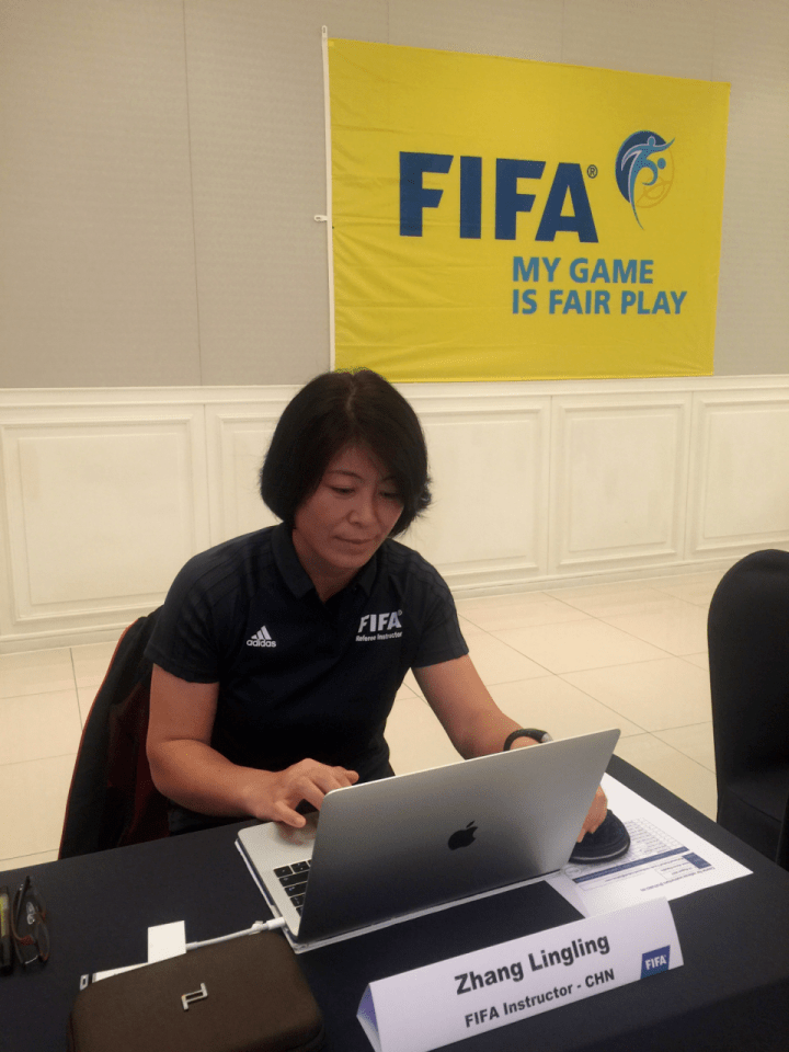 【专访】校园里走出的女金旗 书写别样女性足球故事_张玲玲_裁判_比赛