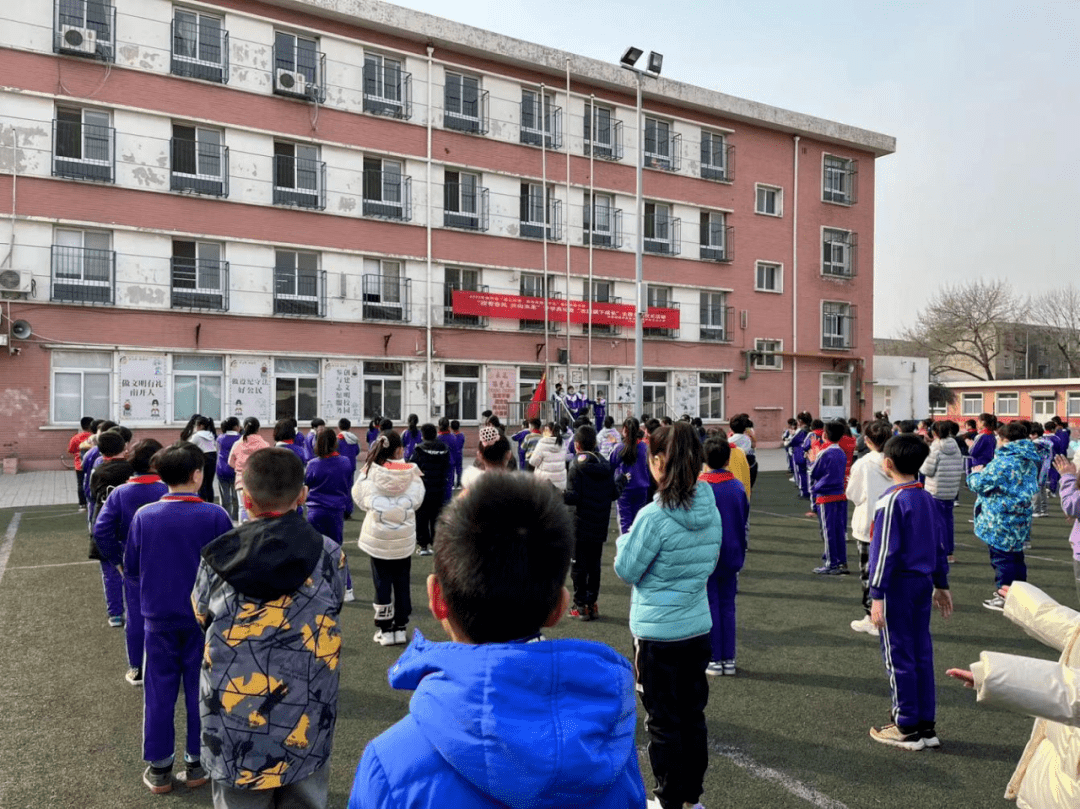 日前,共青团南开区委在南开区艺术小学组织开展"童心向党·我向党旗敬