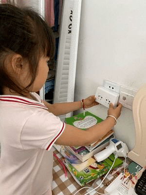 左右滑动查看同学们与家长通过家庭消防安全自查表查改火灾隐患加强了