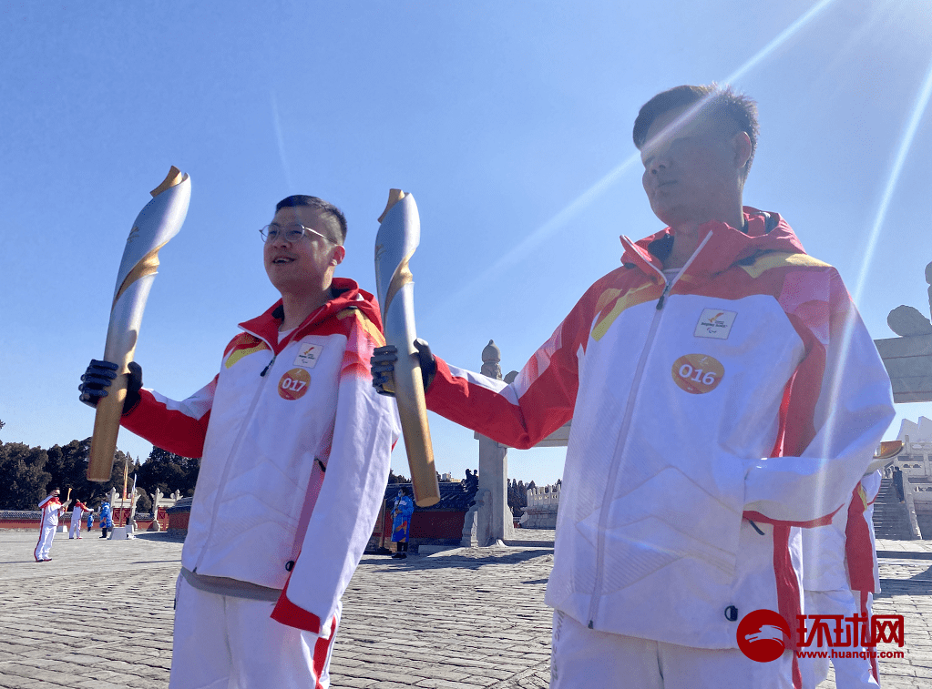 天坛公园冬残奥火种采集仪式举行 贾红光和郑涛展示带脑波控制的仿生手