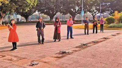 无人机是出行标配！“古稀玩家”飞出网红航拍队