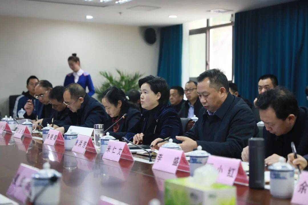 市委教育工委委员,市教委副主任邓沁泉,黔江区人民政府副区长唐洪芳