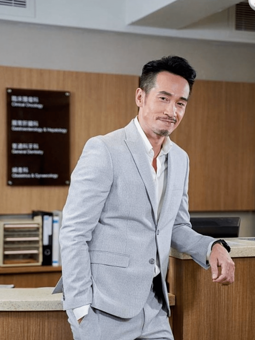 香港疫情仍严峻胡定欣确诊张伟文病危陈豪为保护妻儿住阳台