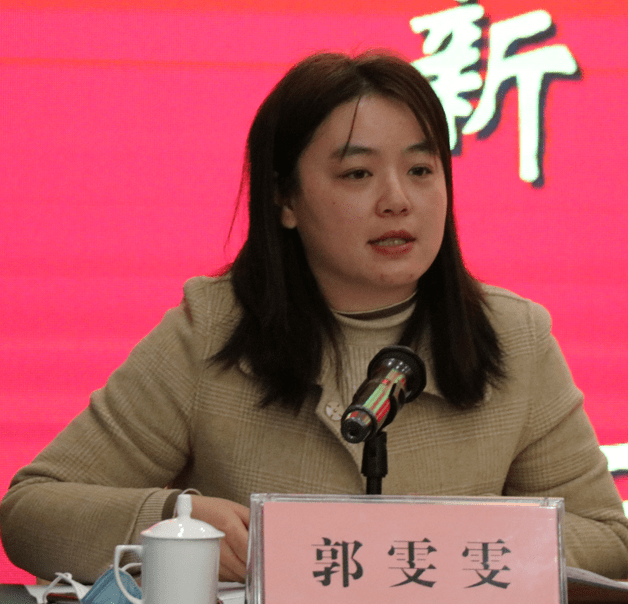 郭雯雯科长宣读表彰决定市中医院等8个结核病防治先进单位接受颁奖