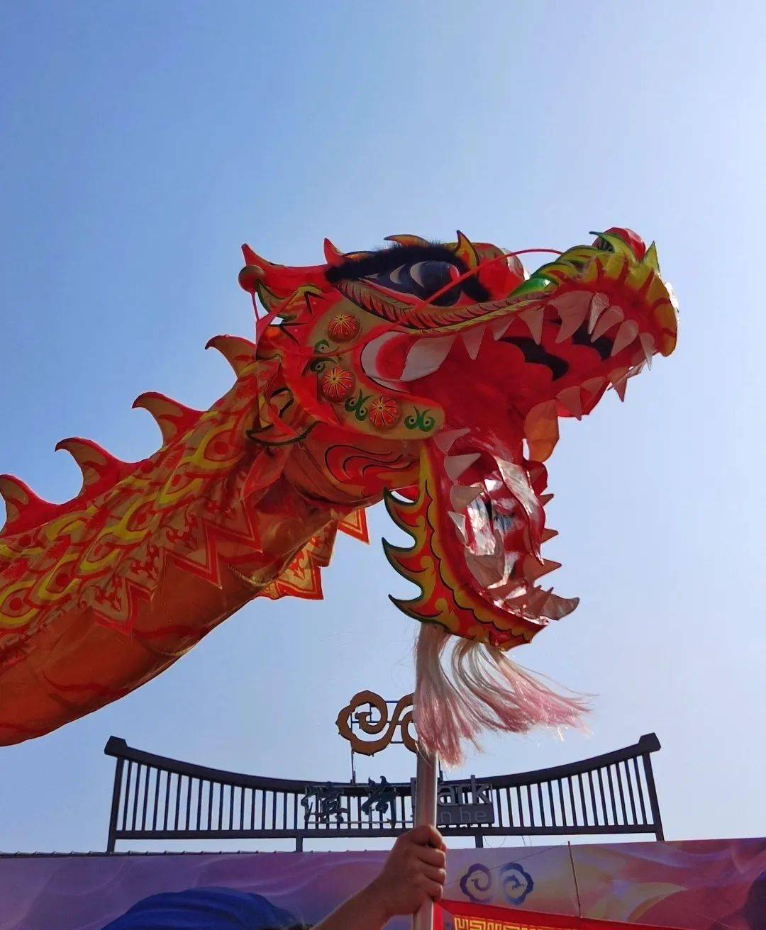 农历二月初二龙鳞闪,五谷进家门龙尾摆,田间起花云龙头抬,填仓风雨顺