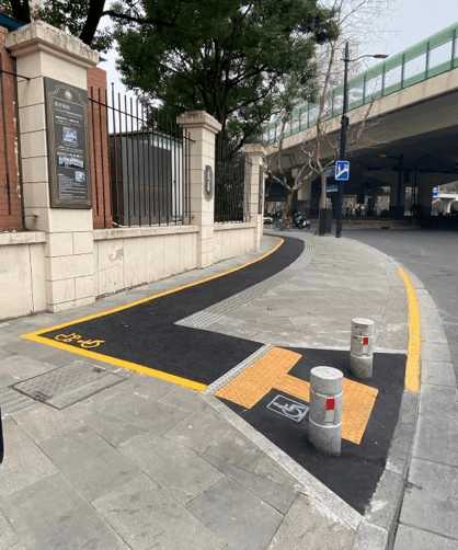 以"玉兰藏春"为主题的人行天桥无障碍电梯启用_道路设施_黄浦_全龄