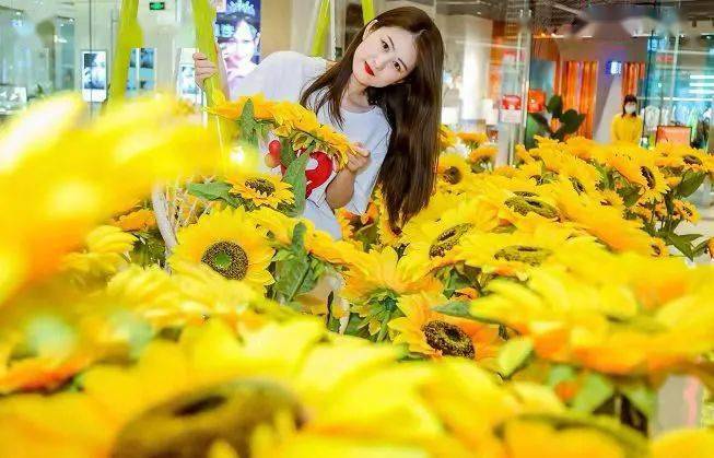 春色撩人300㎡向日葵花海空降吾悦广场花舞女神季给你加倍宠爱