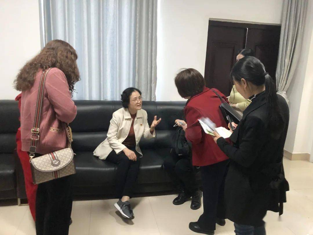 义诊咨询讲座结束后,陈仙黔还进行了妇科疑难杂症