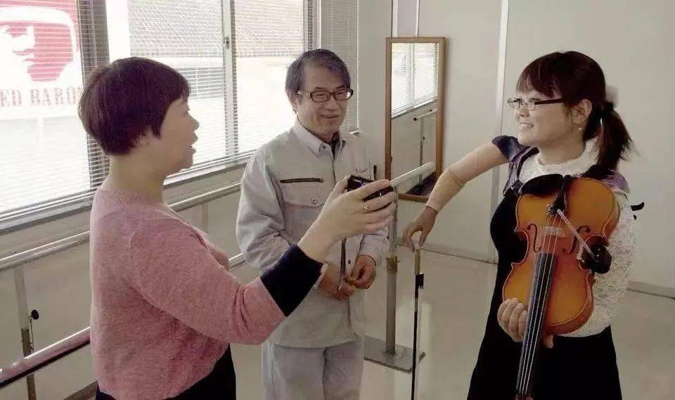 日本独臂姑娘用义肢拉小提琴刷屏全网