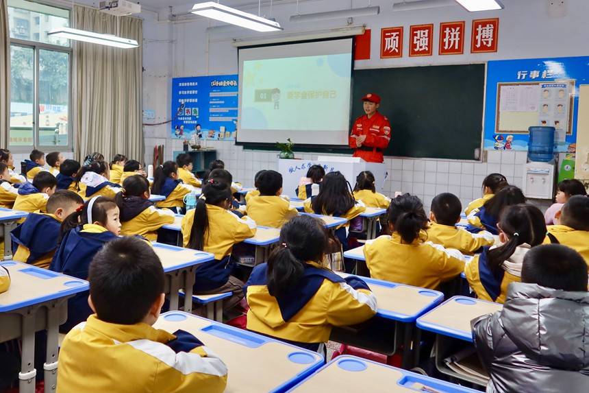 作业减下去,体质提上来中加友谊小学位于三峡库区的重庆市万州区,是