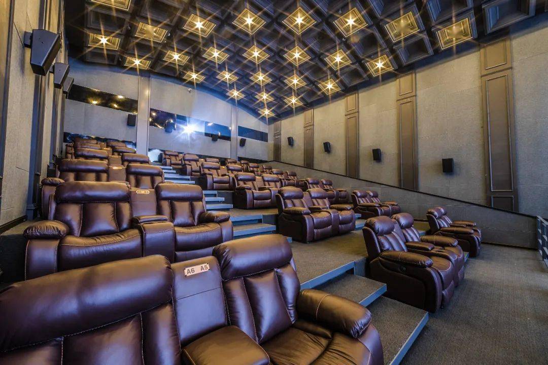 进影厅->升起靠脚->盖上毛毯葛优躺↓ ↓ ↓没有体验过gold class厅